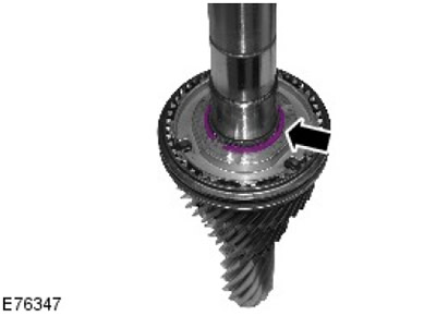 48. Отстранете задържащия пръстен на синхронизатора на 3-та/4-та предавка от междинния вал.