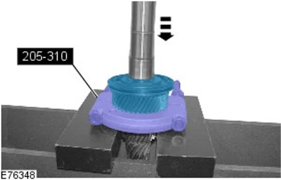 49. С помощта на специалния инструмент отстранете 4-та предавка и синхронизатор от междинния вал.