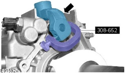6. С помощта на специален инструмент отстранете вилицата за превключване на скоростите. Развийте…