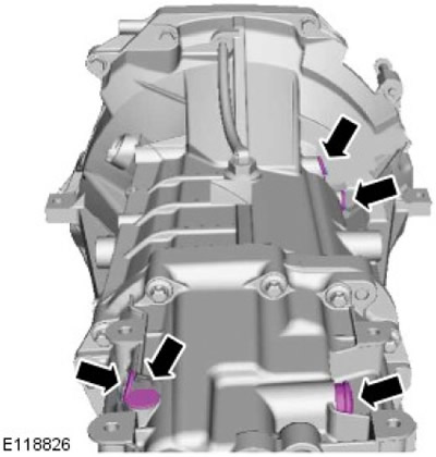 С помощта на подходящ чук и мек дрифт монтирайте фиксатора на пръта на вилицата за смяна.