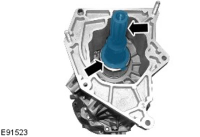 7. С помощта на подходящ инструмент отстранете удължителния вал на трансмисията. Отстранете…