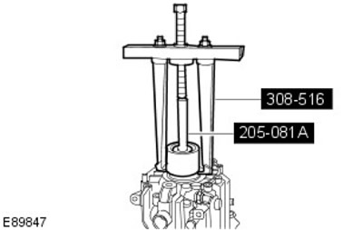 10. С помощта на специални инструменти отстранете изходящия фланец.