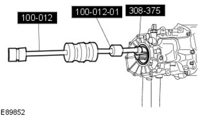 11. С помощта на специални инструменти отстранете и изхвърлете уплътнението на изходящия вал.