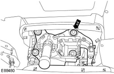 Свалете скоростния лост. Отстранете 4 болта.