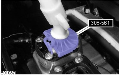 Монтирайте специалния инструмент върху скоростния лост.