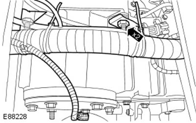 6. Закрепете кабелния сноп на трансмисията. Стегнете (момент на затягане 45 Nm).