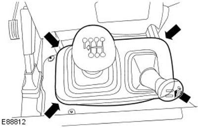 Отстранете защитния капак от капака на трансмисията.