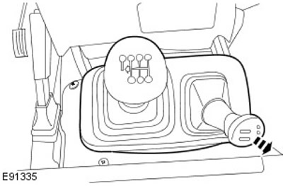 Отстранете предпазния капак и демонтирайте скоростните лостове. Изключете скоростния лост за…