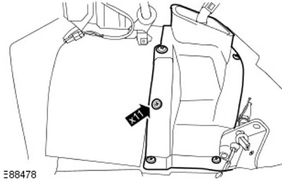 9. Свалете капака на трансмисията. Отстранете 11 винта.