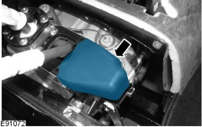 11. Свалете опорната скоба на изолационната подложка.