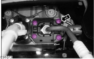 13. Отстранете механизма за предаване на висок/нисък диапазон. Отстранете 4 винта.