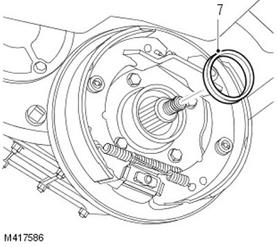 7. Отстранете масленото уплътнение на задния изходящ вал от трансферната кутия и го изхвърлете.