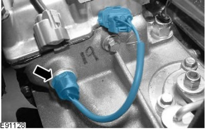 Стегнете (момент на затягане 24 Nm).