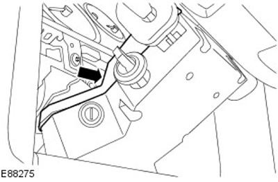 6. Отстранете горния капак на кормилната колона.