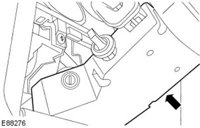 7. Отстранете долния капак на кормилната колона.