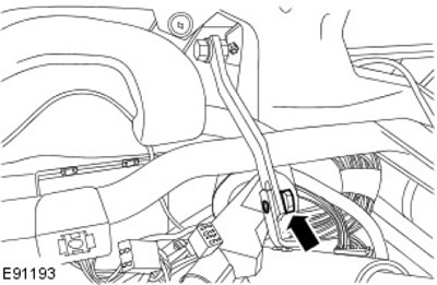 4. Освободете скобата на кормилната колона. Отстранете болта.