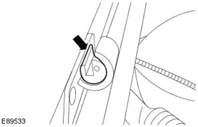 1. Поставете отново елементите в обратен ред. Уверете се, че водачите на капака са подравнени със…
