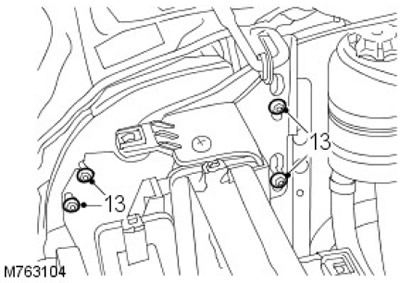 13. Развийте четирите гайки, закрепващи опорната скоба на радиатора към калника.