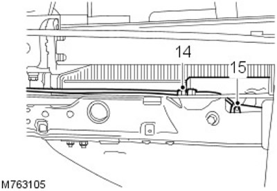 15. Освободете обвивката на кабела от ключалката на капака.