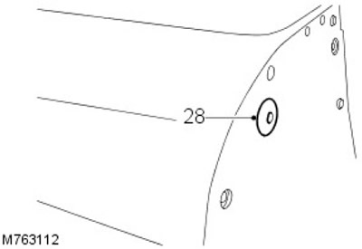 28. Отстранете втулката на кабела на капака.