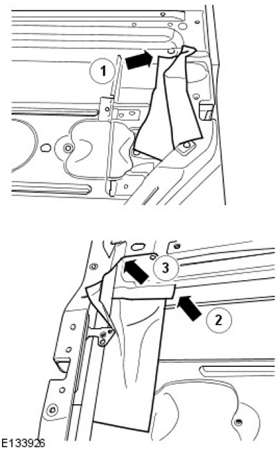 ЗАБЕЛЕЖКА: Водата се просмуква надолу от ръба на вратата в областта на А-колоната/пространството за…