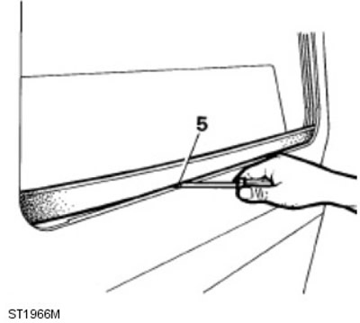 5. Отстранете външното уплътнение от вратата, като внимавате да не повредите боята.