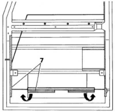 7. Освободете водача на стъклото от страната на пантите на вратата, повдигнете стъклото над долния…