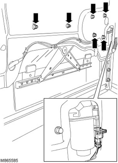 6. Отстранете четирите болта и двете гайки, закрепващи модула на електрическия мотор с регулатора…