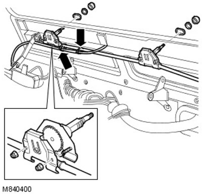 12. Развийте двете гайки, закрепващи опорното рамо и вала на чистачката, и отстранете…