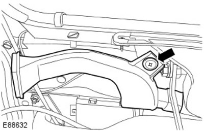 4. Отстранете левия канал за обезпотяване на предното стъкло. Отстранете скобата.