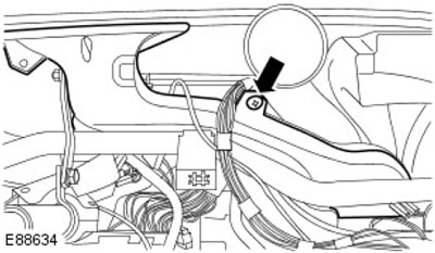 6. Отстранете левия отопляем стъклен въздуховод. Отстранете скобата.
