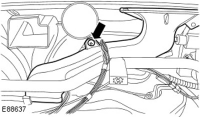 9. Свалете десния въздуховод. Отстранете скобата.