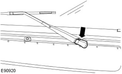 Поставете капачката на гайката на рамото на чистачката.
