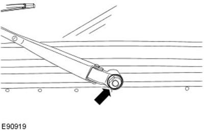 Свалете двигателя на чистачките на предното стъкло. Отстранете гайката.