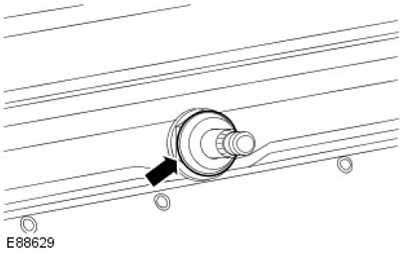 Поставете капачката върху гайката на шпиндела на чистачките на предното стъкло.