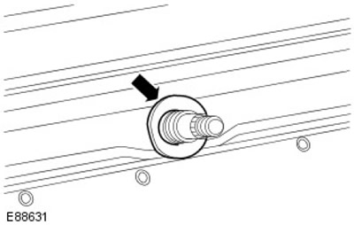 Отстранете и изхвърлете гъбестото уплътнение на шпиндела на чистачките на предното стъкло.
