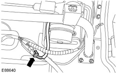 17. Изключете електрическия конектор на двигателя на чистачките на предното стъкло.