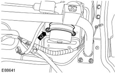 19. Отстранете двигателя на чистачките на предното стъкло. Отстранете два винта.
