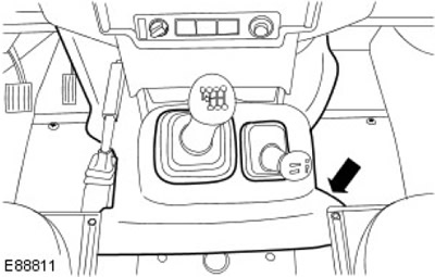 5. Отстранете постелката от капака на трансмисията.