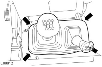 Отстранете защитния капак от капака на трансмисията.