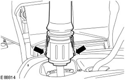 Освободете копчето за превключване на скоростите. Освободете двете скоби.