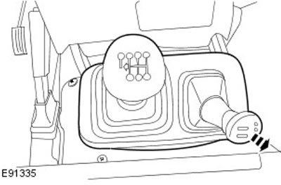 Отстранете предпазния капак и демонтирайте скоростните лостове. Изключете скоростния лост за…