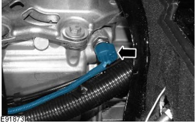 10. Разкачете съединителя на превключвателя на светлините за заден ход.