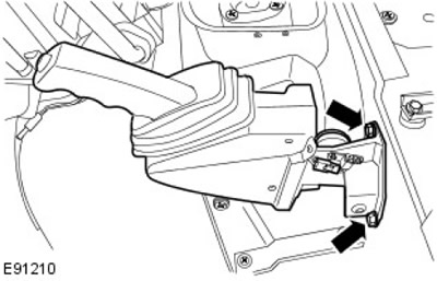 6. Монтирайте лоста на ръчната спирачка. Затегнете болтовете с въртящ момент от 25 Nm.