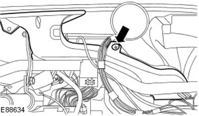 7. Отстранете левия отопляем стъклен въздуховод. Отстранете скобата.
