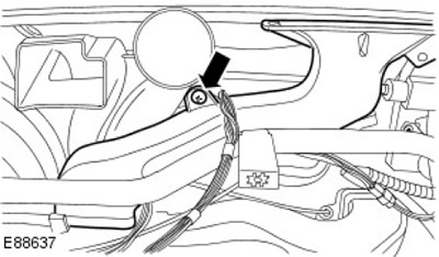 10. Отстранете десния въздуховод. Отстранете скобата.