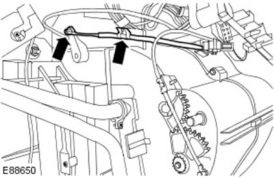 13. Изключете контролния кабел за клапата на отопления стъклен въздуховод. Освободете скобата.