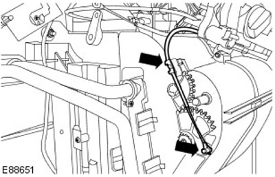 14. Изключете контролния кабел за клапата на отопляемия въздуховод за краката. Освободете скобата.