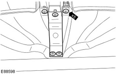 Отстранете поддържащата скоба на аудио модула. Отстранете и изхвърлете 5 щипки.