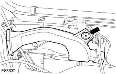 8. Отстранете левия канал за обезпотяване на предното стъкло. Отстранете скобата.